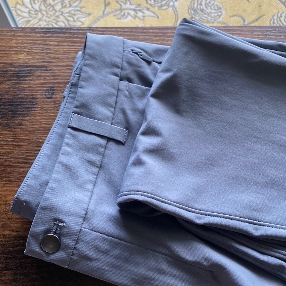 Zero defects, barely worn mens lulus in excellent condition, lovely asphalt gray
